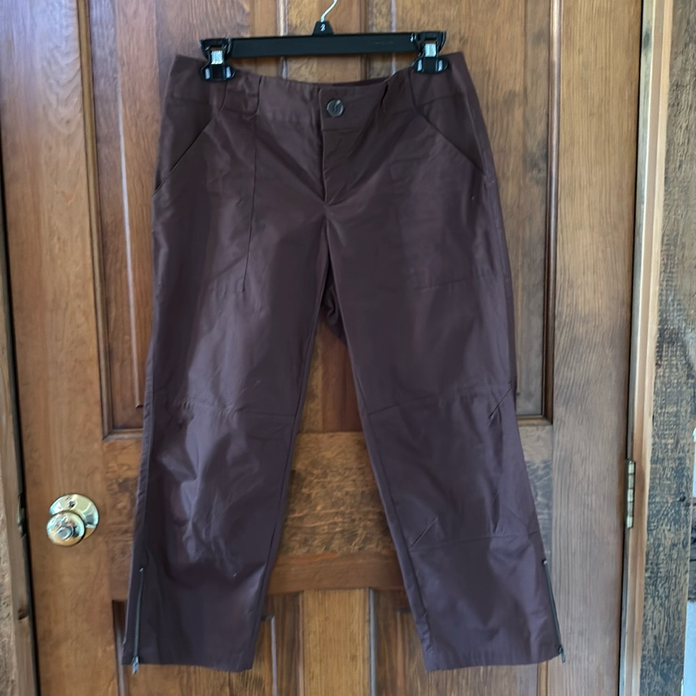 Daisy Fuentes cropped pants, NWOT, size 2, brown